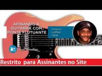 luthier afinando a guitarra com